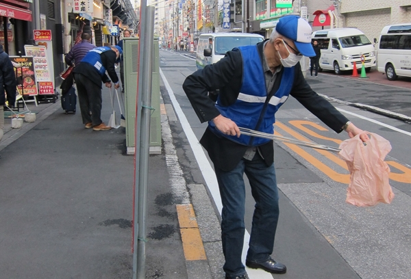 王子駅前タクシープール有志ボランティア清掃 東京都個人タクシー協同組合 王子駅前タクシープール有志ボランティア清掃 東京都個人タクシー協同組合